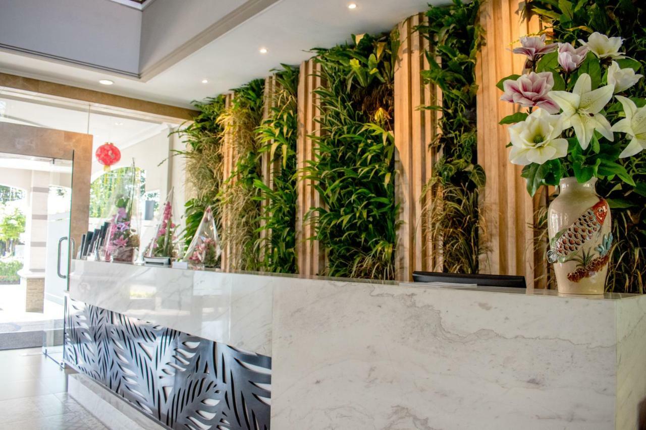 Luminor Hotel Jember By Wh المظهر الخارجي الصورة